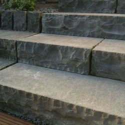 15 x 35 cm Basalt-Blockstufen schwarz, geflammt 75 cm lang